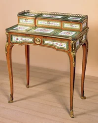 Skrivbord för dam "bonheur de jour", 1765 (tulpanträdsfaner på ek, monterat med Sevres porslinsplaketter och förgylld brons)